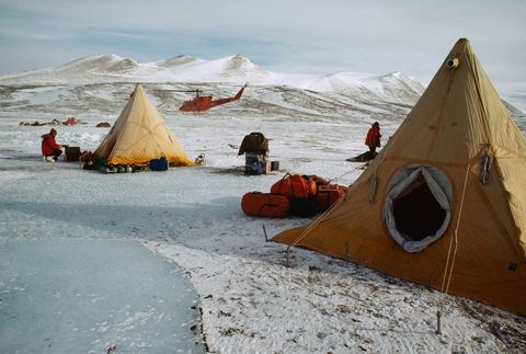 Dubbellaagse tenten beschermen onderzoekers tegen wind in McMurdo Sound Antarctica Als onderdeel van een expeditie in het midden van de jaren tachtig doken wetenschappers in het geluid met watertemperaturen rond de 2 graden Celcius