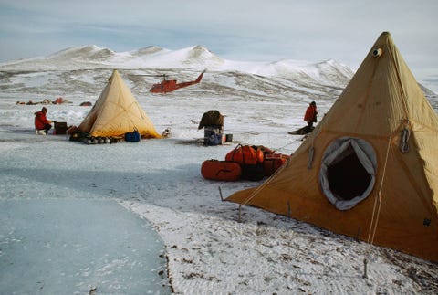 Dubbellaagse tenten beschermen onderzoekers tegen wind in McMurdo Sound Antarctica Als onderdeel van een expeditie in het midden van de jaren tachtig doken wetenschappers in het geluid met watertemperaturen rond de 2 graden Celcius