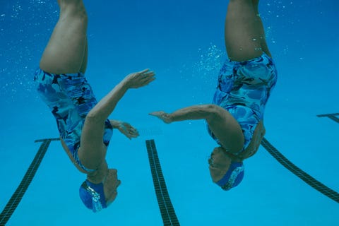 Teamgenoten van een synchroonzwemteam oefenen in een zwembad in Laguna Hills CaliforniWat daar zo bijzonder aan is Ze zijn allebei in de zestigDeze foto is gemaakt in een verhaal van november 1997 over veroudering