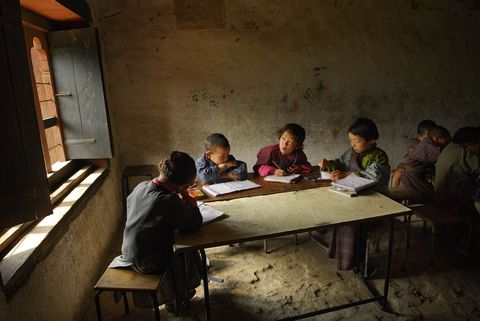 Kinderen studeren in een kaal schoolgebouw in het afgelegen dorp Jangbi in Bhutan Toen Bhutan in 2008 een constitutionele monarchie werd riep de regering op tot de bouw van 120 scholen in het hele land