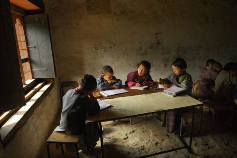 Kinderen studeren in een kaal schoolgebouw in het afgelegen dorp Jangbi in Bhutan Toen Bhutan in 2008 een constitutionele monarchie werd riep de regering op tot de bouw van 120 scholen in het hele land