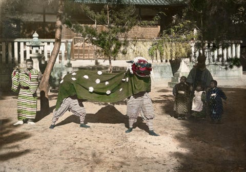 Deze foto uit de editie van juli 1914 laat artiesten zien die zich voordoen als een dier op een kindertuinfeestje in Japan De afbeelding maakte deel uit van een fotoserie over de Japanse kindertijd