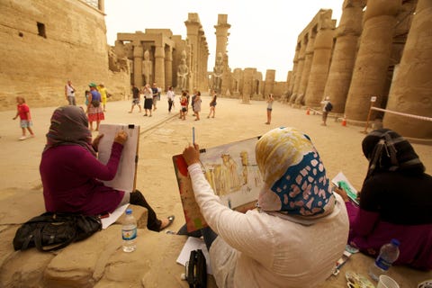 Kunststudenten schetsen en schilderen aquarellen van de tempels in Luxor in Egypte