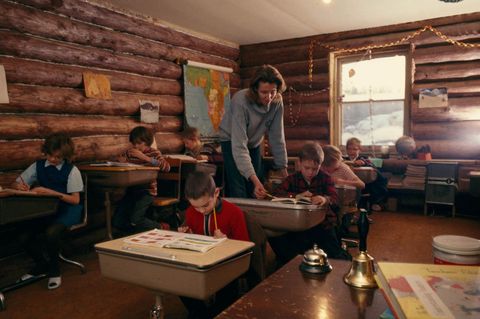 Op deze foto uit de uitgave van april 1969 vullen acht kinderen een schoolgebouw met n kamer in Trapper Creek Alaska De ouders van de kinderen waren homesteaders mensen die deelnamen aan een federaal programma om een stuk land als hun eigendom te claimen door aan een paar vereisten te voldoen