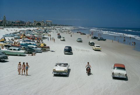 Autos motorfietsen en zonaanbidders delen n strook zand in Daytona Beach Florida Het harde zand van het strandheeftde stad tot een hotspot voor snelheidsmaniakkengemaakt