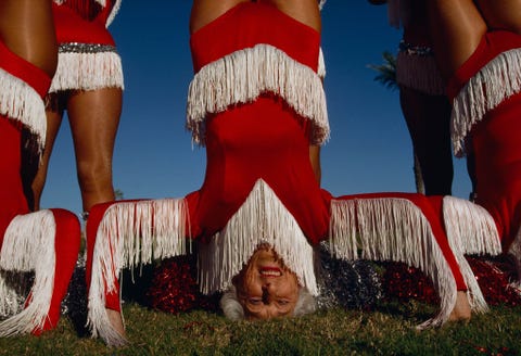 Een 79jarige vrouw doet een handstand met de Sun City Poms een dansteam uit een retirement community buiten Phoenix Arizona