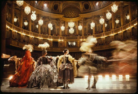 Acteurs spelen Pygmalion in de Koninklijke Opera in het Paleis van Versailles in Frankrijk Het sierlijke operahuis werd gebouwd in 1770 en opende zijn deuren als onderdeel van de huwelijksfeesten voor de toekomstige Louis XVI en Marie Antoinette