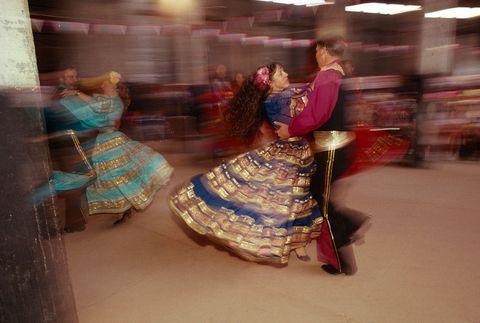 Dansers draaien rond in een traditionele fandango in Santa Fe in New Mexico VS in 1989