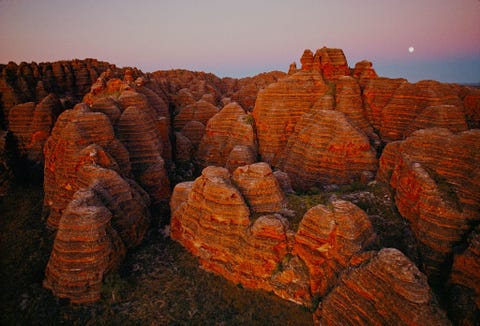 Meer dan 370 miljoen jaar hebben wind en regen de zandstenen koepels van de Bungle Bungle Range in het noordwesten van Australi gevormd De kenmerkende formaties beslaan 281 vierkante kilometer en werden in 1987 tot nationaal park gemaakt