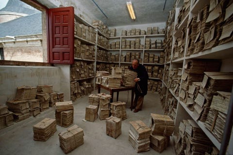 In het kasteel van Simancas Spanje werkt een geleerde met oude teksten Het kasteel bevat meer dan 30 miljoen documenten daterend uit de 12e tot en met de 19e eeuw