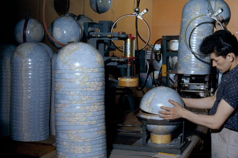 In 1961 kon elk lid van de National Geographic Society een speciaal gemaakte wereldbol bestellen  en dat deden meer dan 120000 mensen Deze foto toont een deel van het productieproces  het met de hand aan elkaar lijmen van het noordelijk en zuidelijk halfrond