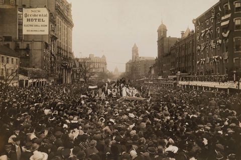 Duizenden vrouwen kwamen op 3 maart 1913 bijeen in Washington DC om te protesteren voor algemeen kiesrecht Meer dan honderd van hen kwamen in het ziekenhuis terecht toen toeschouwers gewelddadig werden en de politie niet ingreep Het zou nog zeven jaar duren voor met het 19e amendement werd ingestemd