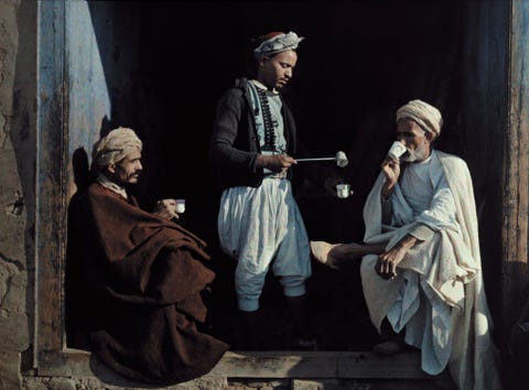 Mannen drinken een kopje koffie in de ochtend in Tunesi 1916