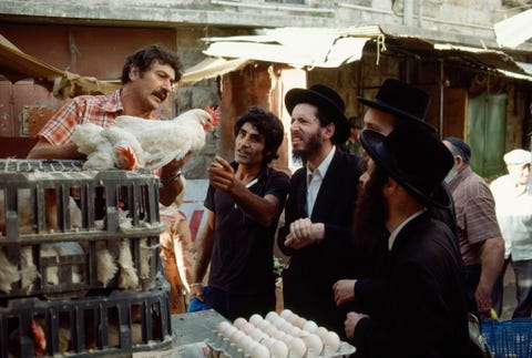Chassidische mannen op een markt in Jeruzalem taxeren kippen om te gebruiken tijdens de kapparotceremonie aan de vooravond van Yom Kippur In het ritueel neemt de kip de zonde van de persoon op zich voordat hij wordt geslacht en later in een soep wordt geconsumeerd