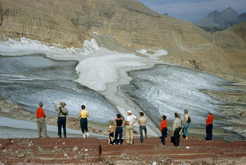 Een parkwachter in Glacier National Park wijst details aan in het ijs van de Sperry Glacier Toen deze foto in mei 1956 werd gepubliceerd besloeg de Sperrygletsjer 300 hectare In 2014 had de gletsjer meer dan een derde van zijn oppervlakte verloren