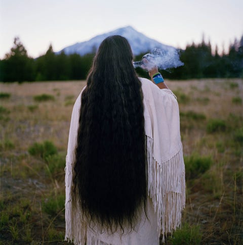 Caleen Sisk is de spirituele leider en het stamhoofd van de WinnememWintustam nabij Mount Shasta Californi Ze is een van de laatste nog levende sprekers van de moedertaal van de stam