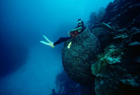 Een duiker zit in een tonspons honderd meter onder het oppervlak van de Kaaimaneilanden Deze foto verscheen in een verhaal over de stijging van het toerisme op deze eilanden in de vroege jaren 80