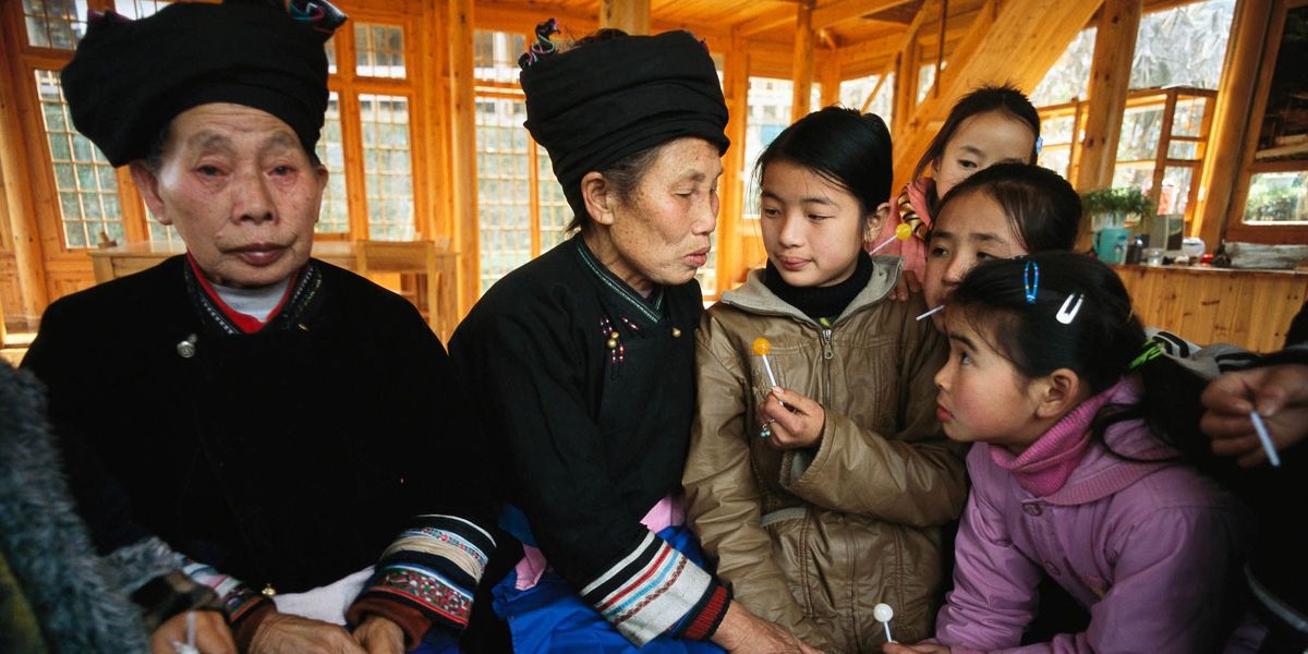 In Dimen een klein dorp in de provincie Guizhou China leren kinderen traditionele liederen van ouderen De Dongmensen hebben geen geschreven versie van hun taal Kam dus het wordt mondeling doorgegeven vaak via liedjes