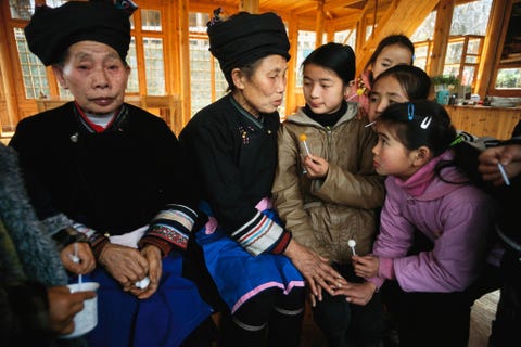 In Dimen een klein dorp in de provincie Guizhou China leren kinderen traditionele liederen van ouderen De Dongmensen hebben geen geschreven versie van hun taal Kam dus het wordt mondeling doorgegeven vaak via liedjes