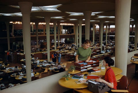 De secretaresses werken in het hoofdkwartier van wat nu bekend staat als SCJohnsonandSon in Racine WisconsinHet gebouw is ontworpen door Frank Lloyd Wright en de leliebladzuilen zijn direct herkenbaar