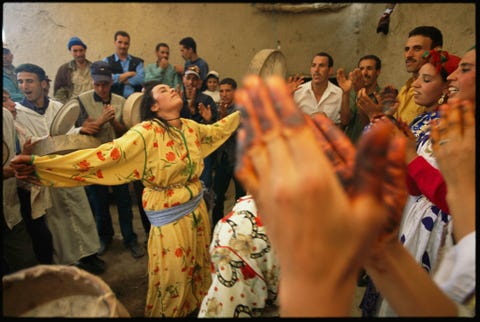 Een vrouw danst op een Berbers huwelijksfeest in Taarart Marokko Berbers zijn een etnische groep die inheems is in NoordAmerika en de meeste Marokkanen claimen van Berberse afkomst te zijn ook al ontkent de regering systematisch hun identiteit