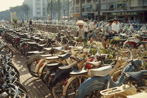 Rijen fietsen staan op een parkeerplaats in het centrum van Ho Chi Minhstad Vietnam De uitgave van juni 1965 schetste een beeld van het burgerleven in de stad  toen bekend als Saigon  tijdens de oorlog in Vietnamen noemde het het oog van de storm