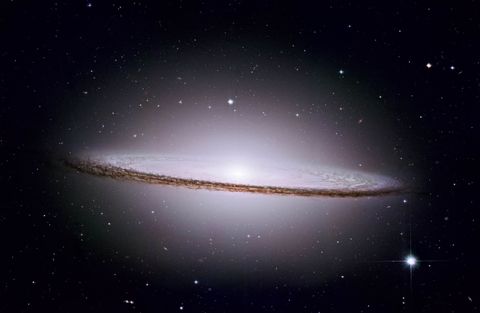 Nadat in 2002 een nieuwe camera was genstalleerd nam de Hubbleruimtetelescoop deze foto van een sterrenstelsel met de bijnaam Sombrero Het is een derde van de grootte van het Melkwegstelsel en helderder dan 400 miljard zonnen
