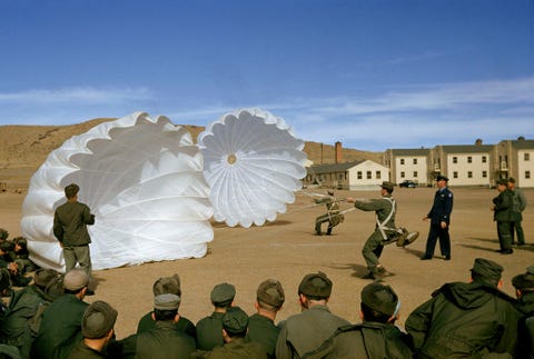 In Camp Carson Colorado in de vroege jaren 50 leerden piloten hoe ze parachutes moesten openen met hun voeten veilig op de grond De les maakt deel uit van een cursus over overleven als ze in oorlogstijd worden neergeschoten