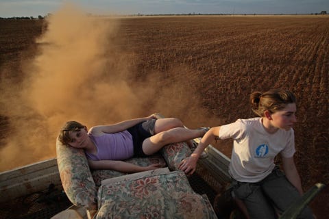 Een artikel uit de editie van april 2009 ging gedetailleerd in op de rampzalige droogte die Australi in de zomermaanden al decennia lang teistert Op de foto zien we twee zusjes die onderweg zijn naar de tarwevelden van hun familie die al maanden geen druppel regen hebben gezien