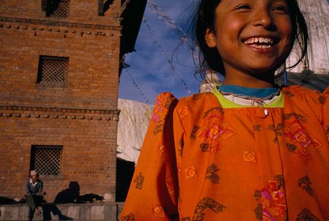 Een Newarimeisje bezoekt Swayambhunath de oudste boeddhistische stoepa van Nepal De Newarimensen zijn inheems in de Kathmanduvallei en beoefenen de traditionele gebruiken de taal en religie van het volk