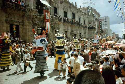 Oktoberfestivals in Guadalajara Mexico vieren de Mexicaanse cultuur en kunst met tal van optochten muziek eten en drinken Op deze afbeelding uit de editie van maart 1967 dragen deelnemers van de parade papieren maskers als eerbetoon aan de inheemse bevolking van het gebied