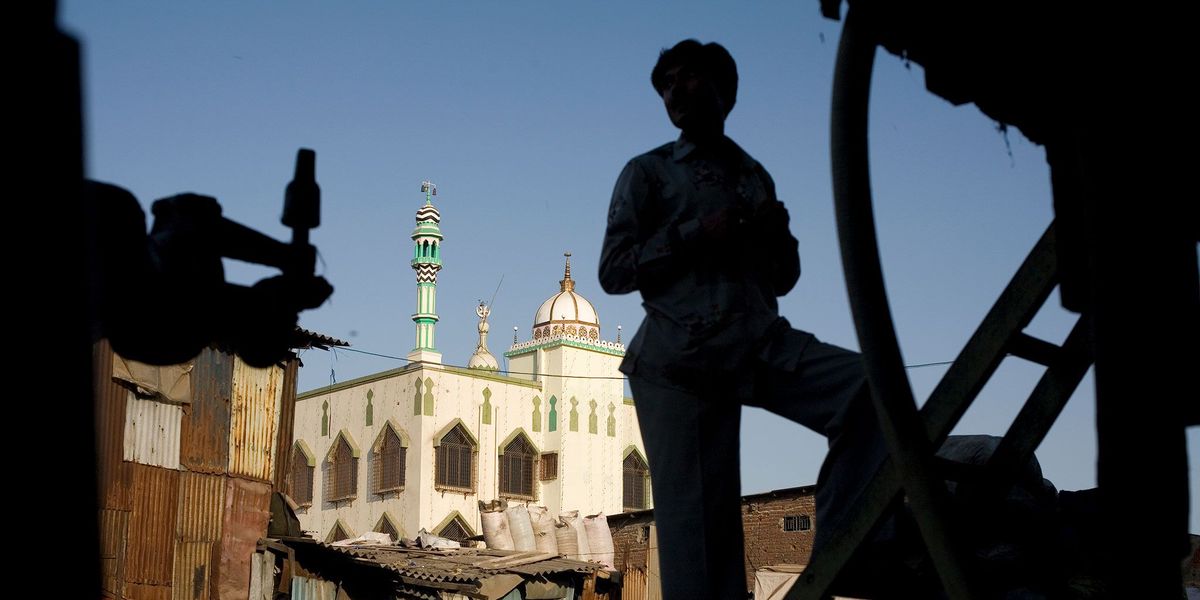 De Monia Masjid moskee staat in Dharavi in India Meer dan 700000 mensen wonen in dit gebied dat minder dan 2600 vierkante kilometer groot is