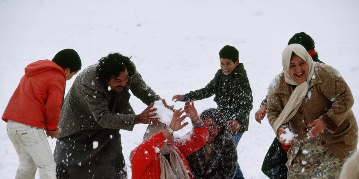 Op deze foto uit de National Geographic van februari 1984 is te zien hoe inwoners van de Jordaanse hoofdstad Amman genieten van een late winterstorm Sneeuw is niet ongebruikelijk in Amman want delen van de stad liggen op meer dan duizend meter hoogte