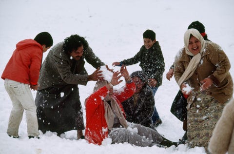 Op deze foto uit de National Geographic van februari 1984 is te zien hoe inwoners van de Jordaanse hoofdstad Amman genieten van een late winterstorm Sneeuw is niet ongebruikelijk in Amman want delen van de stad liggen op meer dan duizend meter hoogte
