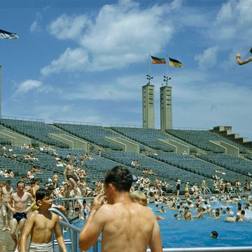 Deze foto uit de editie van maart 1951 toont New Yorkers die een hete dag doorbrengen in het Flushing Meadows zwembad in Queens In het zwembad en omliggende park vonden evenementen plaats tijdens deWorld Fairsvan 1939 en 1964