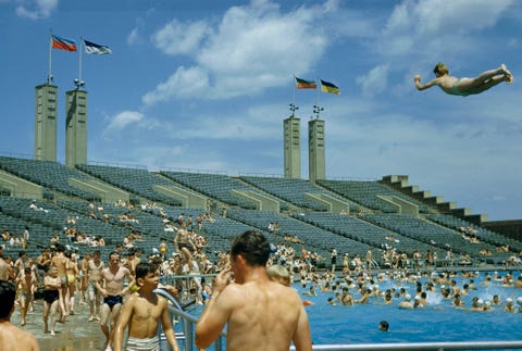 Deze foto uit de editie van maart 1951 toont New Yorkers die een hete dag doorbrengen in het Flushing Meadows zwembad in Queens In het zwembad en omliggende park vonden evenementen plaats tijdens deWorld Fairsvan 1939 en 1964
