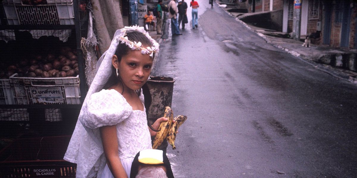 Trickortreaters nemen een snackpauze in Medelln Colombia Ooit werd Medelln gezien als de gevaarlijkste stad ter wereld maar het aantal moorden daalde tussen 1991 en 2014 met 80 procent