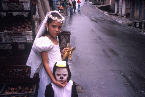 Trickortreaters nemen een snackpauze in Medelln Colombia Ooit werd Medelln gezien als de gevaarlijkste stad ter wereld maar het aantal moorden daalde tussen 1991 en 2014 met 80 procent