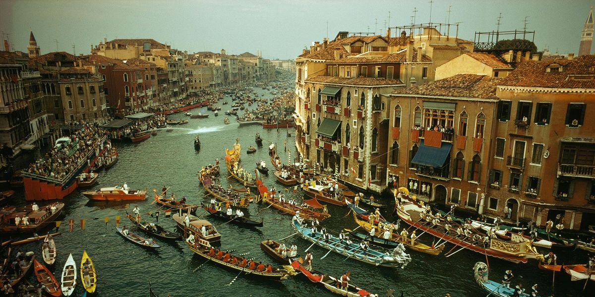 Gondels vullen het Canal Grande in Veneti Itali voor de jaarlijkse regatta De traditionele race dateert uit de achttiende eeuw