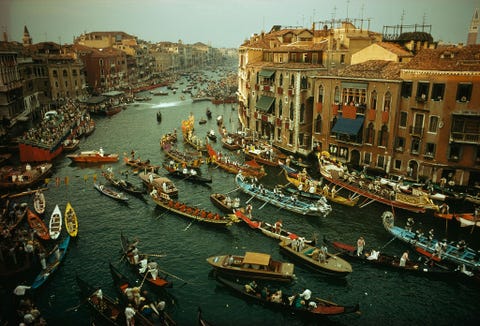 Op het water Gondels vullen het Canal Grande in Veneti Itali voor de jaarlijkse regatta De traditionele race dateert uit de achttiende eeuw