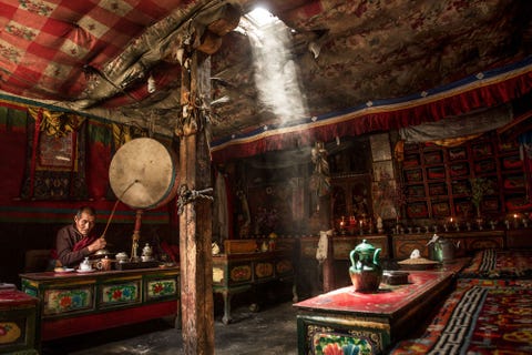 Een boeddhistische monnik beoefent een puja of boeddhistische toewijding in de stad Mustang in Nepal 700 jaar geleden was Mustang een bruisend koninkrijk en een centrum van boeddhistische wetenschap en kunst