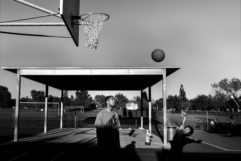Een jongen speelt basketbal met zijn vader op een buitenveld in Sacramento Californi In slechts een paar maanden groeide zijn interesse in basketbal van een 2 naar een 20 zei Your Shotfotograaf Lisa Coker Hij is altijd enthousiast en loopt te pronken met zijn bewegingen terwijl hij probeert om de groten te evenaren