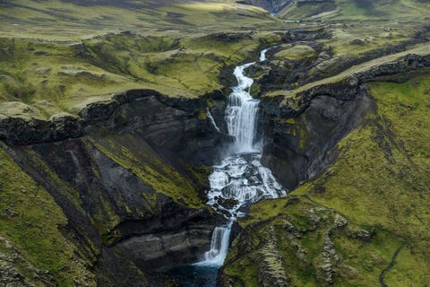 De IJslandse waterval frufoss mondt uit in Eldgj een grote vulkanische kloof Your Shotfotograaf Andro Loria probeerde de vallende watervallen vanuit een nieuwe hoek vast te leggen door vanaf het andere hogere punt van de kloof te schieten Ik was verbaasd hoe verschillendhet aanvoelt als je van bovenaf kijkt in plaats van vanaf de grond of het middelste level