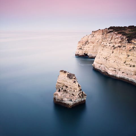 Your Shotfotograaf Oleg Kozheltsev laat de kustwateren van de Portugese Algarveregio kalm en stil lijken in dit beeld met lange belichtingstijd