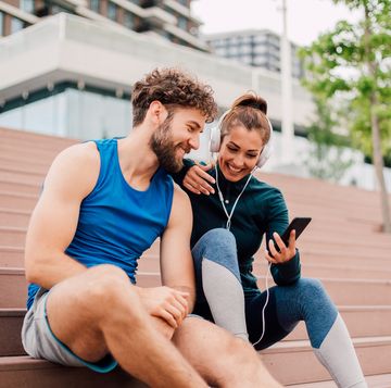 una pareja escucha un podcast sobre running
