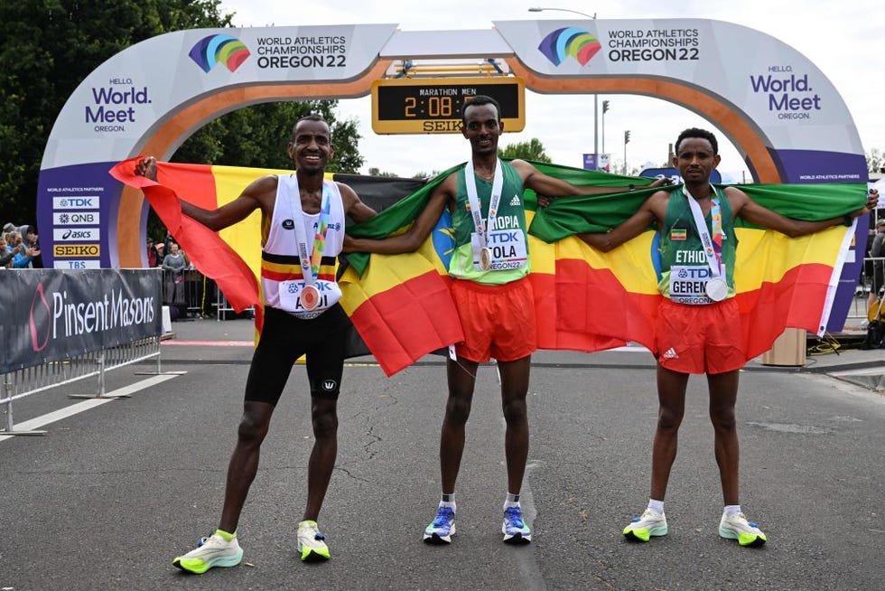 los tres primeros clasificados de la prueba de maratón de los mundiales al aire libre de eugene 2022