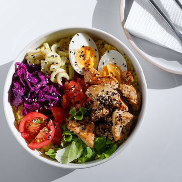 poke, a dish of fresh meat, raw fresh vegetables. enjoy hawaiian cuisine in a restaurant or at a cafe table during the summer holidays on a trip. the concept of healthy eating. a balanced set of proteins, fats and carbohydrates. fiber and animal protein.