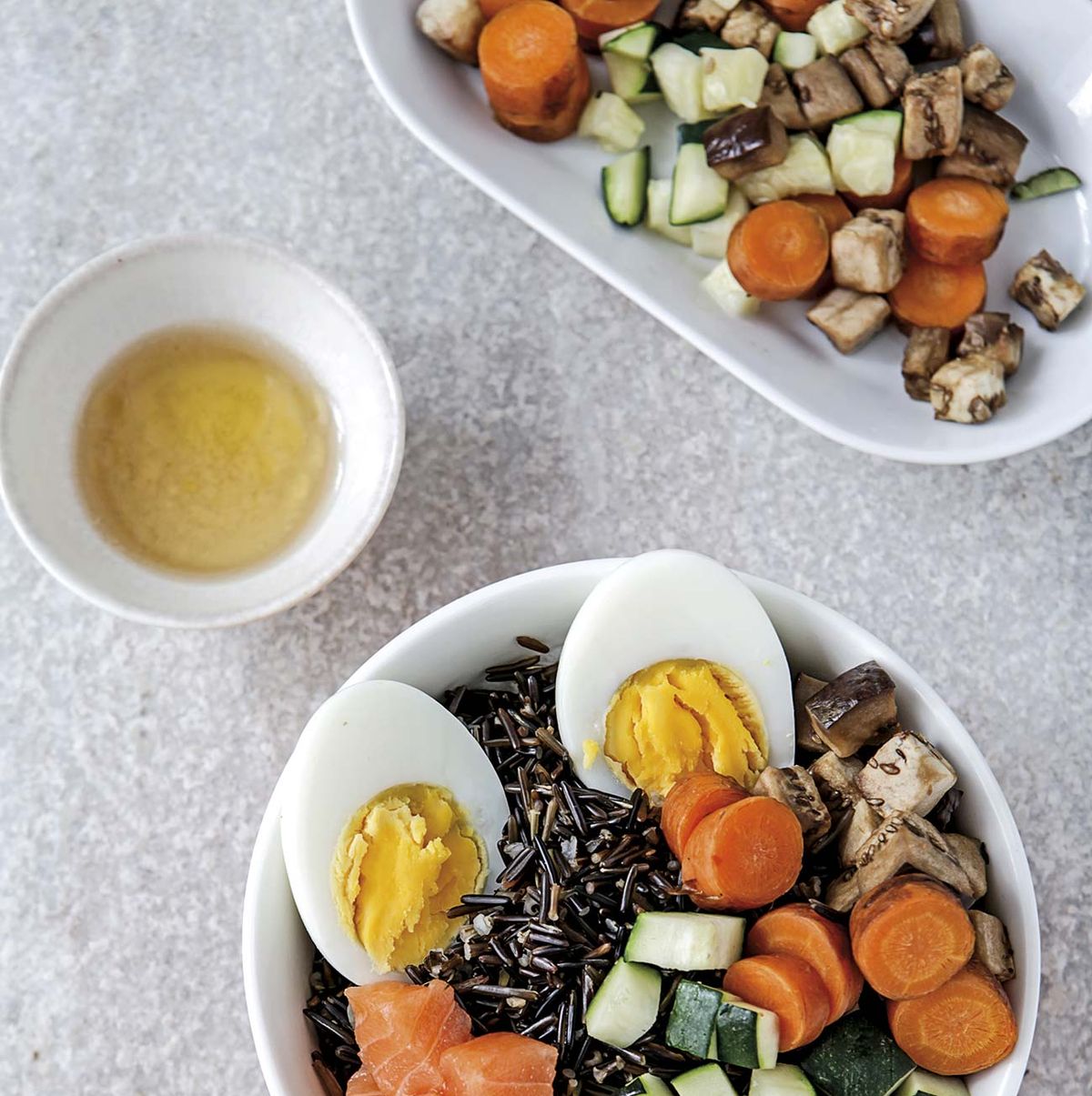 Cómo hacer poke bowl de verduras, salmón y arroz salvaje