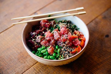 poke bowl con atún y edamame