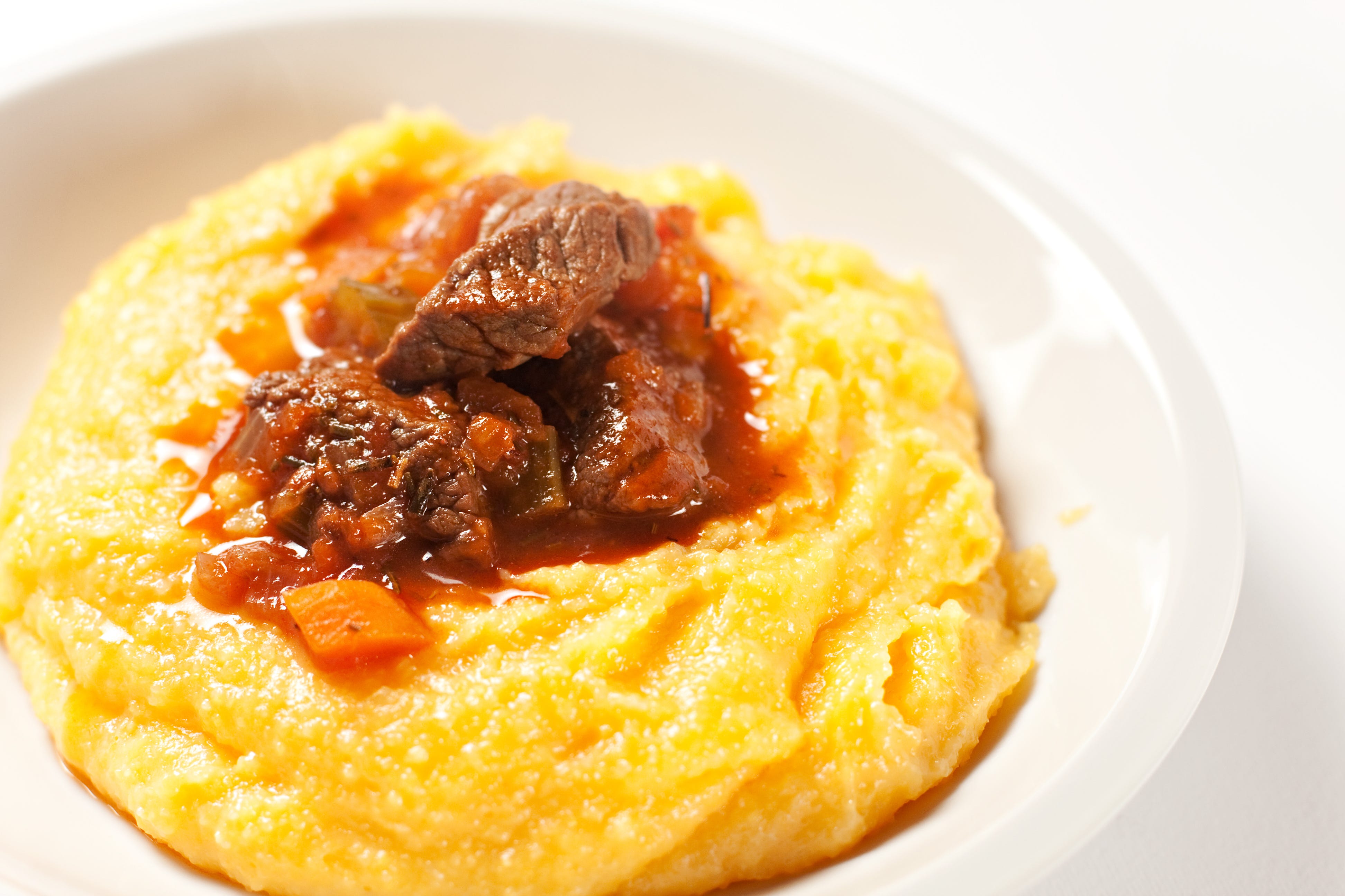 Polenta morbida con coniglio e pollo alla cacciatora: la ricetta a ...